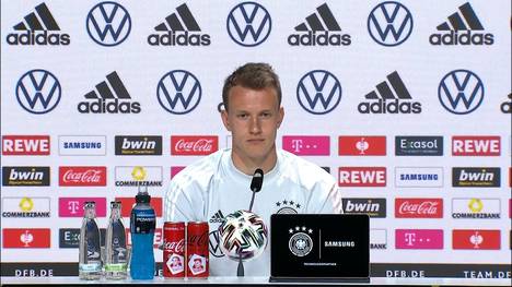 Lukas Klostermann wird auf einer Pressekonferenz plötzlich von einem Reporter verwechselt. Ein Vorfall, der nicht zum ersten Mal passiert - wie sich aus der Reaktion des DFB-Stars erahnen lässt.
