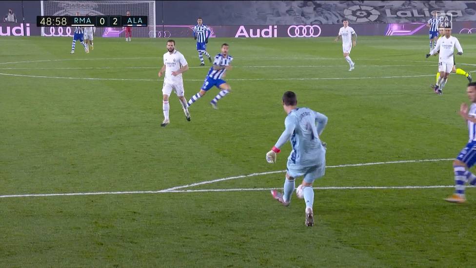 Real Madrid muss sich Alavés geschlagen geben. Schlussmann Thibaut Courtois hat durch einem Patzer entscheidenden Anteil an der Niederlage.