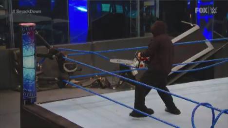 Bei WWE Friday Night SmackDown sprengt die neue Gruppierung Retribution das Geschehen - und macht den Ring und das Set kaputt.