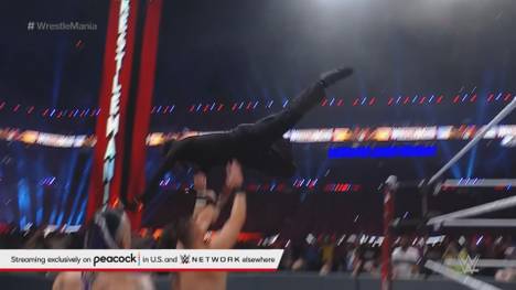 Grammy-Gewinner Bad Bunny mischt bei der WWE-Megashow WrestleMania 37 im Ring mit - und erwischt seine Gegner The Miz und John Morrison mit einer spektakulären Flugeinlage.