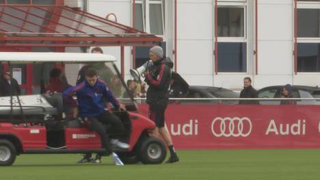 Erstes Bayern-Training nach der 10. Meisterschaft in Folge. Julian Nagelsmann holt das Megafon raus und verspricht Spielern und Fans, nach nicht zufriedenstellender Saison, Besserung im nächsten Jahr.