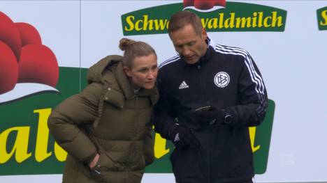 Die Bayern haben plötzlich 12 Spieler auf dem Feld. Teammanagerin Kathleen Krüger bemerkt, dass sie entscheidend dafür mitverantwortlich ist.