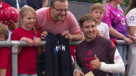 Bayern-Star Leon Goretzka hat nach wie vor eine starke Bindung zu seinem Ex-Klub VfL Bochum. Im Trainingslager des Rekordmeisters lässt er sich neben einem Pullover des Revierklubs fotografieren.