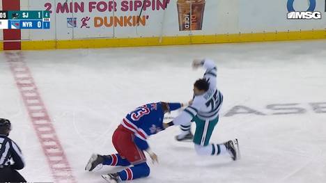 Matte Rempe und Ryan Reaves bitten zum Tanz: Erst nach über 30 Sekunden gehen die Schiedsrichter im Kampf der Schwergewichte dazwischen.
