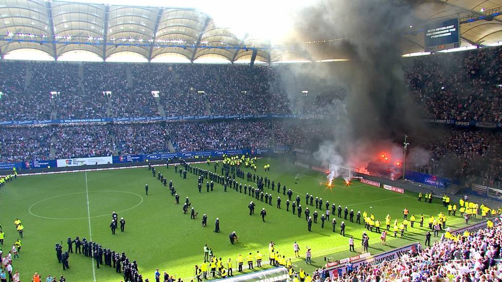 12. Mai 2008: Der Hamburger SV steigt zum ersten Mal aus der Bundesliga ab. Ein Abschied, der von Krawallen überschattet wird.