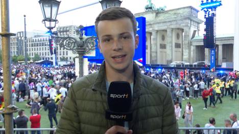 Ein Eingang zur Fanzone am Reichstag wird von der Polizei geräumt. Ein verdächtiger Gegenstand sorgt für Aufsehen, später gibt es Entwarnung.