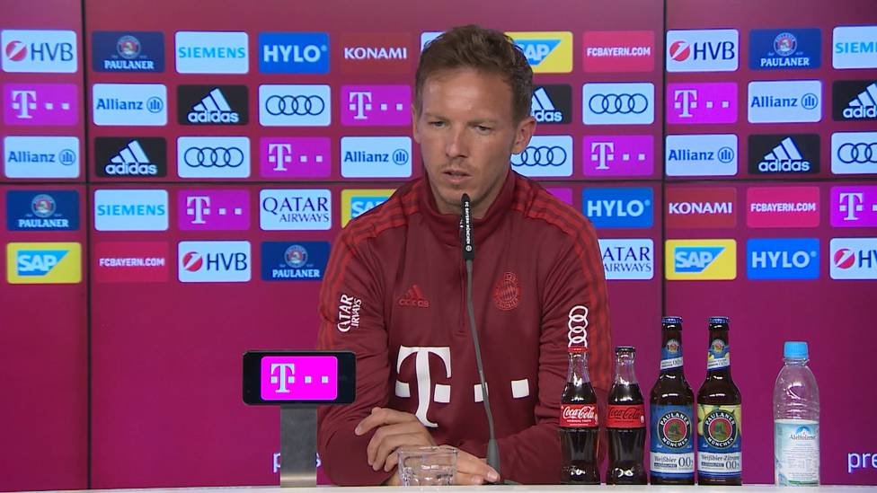 Julian Nagelsmann wird auf der Spieltags-PK auf seine Zukunft beim FC Bayern angesprochen. Der junge Trainer will auch in Zukunft nicht von seinem Trainerstil abweichen.