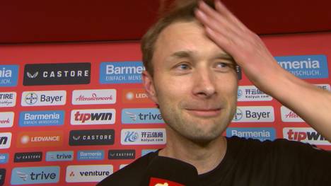 Geschäftsführer Simon Rolfes zeigt sich nach der gewonnenen Leverkusener Meisterschaft emotional und lobt die gesamte Mannschaft. 