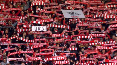 Trotz Mega-Pleitenserie stehen sie in Köpenick voll hinter ihrem Trainer. Urs Fischer bekommt vor der Partie gegen Frankfurt lautstarke Liebesbekundungen von den Union-Fans.