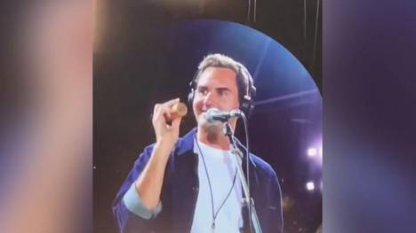 Dass Roger Federer nicht nur Tennis spielen kann, stellte der Schweizer jetzt auf einem Coldplay-Konzert unter Beweis. Zusammen mit der Band performte er "Don't Panic" als Rasselspieler.