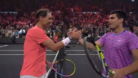 Die beiden Tennis-Superstars Rafael Nadal und Carlos Alcaraz liefern sich in Las Vegas ein unterhaltsames und packendes Showmatch.