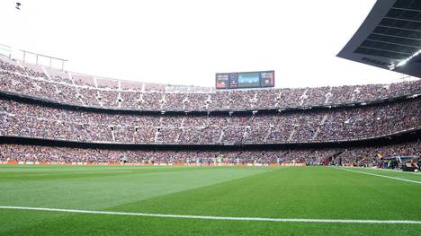 Das Camp Nou galt als Tempel des FC Barcelona – bis die Blamage im Spiel gegen Eintracht Frankfurt kam. Der FC Barcelona zieht jetzt die ersten Konsequenzen für die Dauerkarten-Inhaber. 