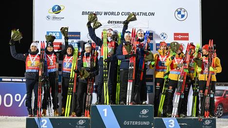 Die deutschen Biathlon-Männer liefern beim Staffel-Rennen in Östersund eine überzeugende Leistung. Trotz zweier kurzfristiger Ausfälle läuft das Quartett auf das Podest.