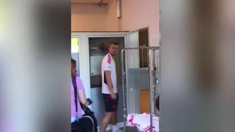 Er ist da! Hier fährt Bayern-Neuzugang Matthijs de Ligt zum letzten Teil seines Medizinchecks. Der niederländische Nationalspieler reiste bereits am Montagabend von Turin nach München. 