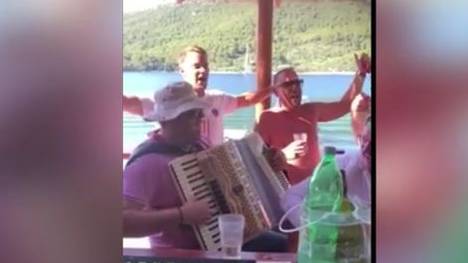 Manuel Neuer erholt sich im Urlaub in Kroatien von der abgelaufenen Saison. Nun ist ein Video aufgetaucht, das ihn dabei zeigt, wie er mit Freunden ein umstrittenes Lied singt.