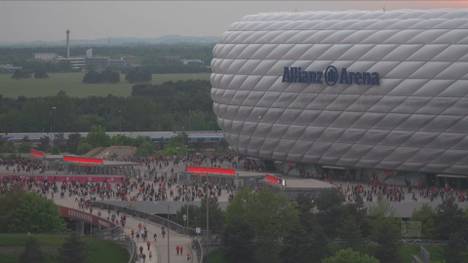 Fanflucht aus der Allianz Arena! Tausende Bayern-Fans verlassen das Stadion noch während des Spiels, anstatt ihre Mannschaft zu unterstützen.