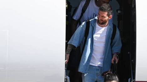 Lionel Messi fliegt mit der argentinischen Nationalmannschaft nach China. Doch schon die Ankunft gestaltet sich holprig, weil der Superstar am Flughafen aufgehalten wird.