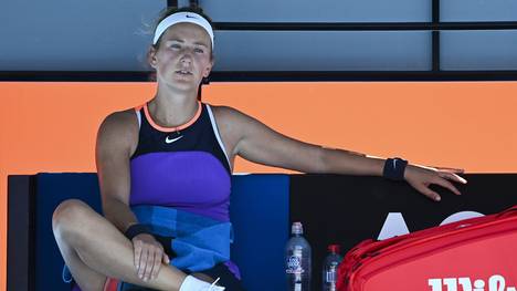 Die frühere Weltranglistenerste Viktoria Azarenka ist nach Atemproblemen bei den Australian Open ausgeschieden. Mit ihrem PK-Auftritt danach irritiert sie.