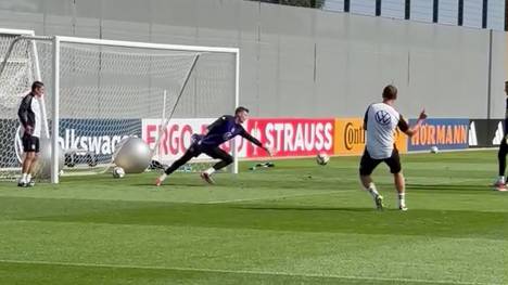 Beim DFB-Training zeigt Bundestrainer Julian Nagelsmann, dass er auch das Zeug zum Torwarttrainer hat und macht der neuen Nummer Eins zwischen den Pfosten ordentlich Feuer unterm Hintern. 