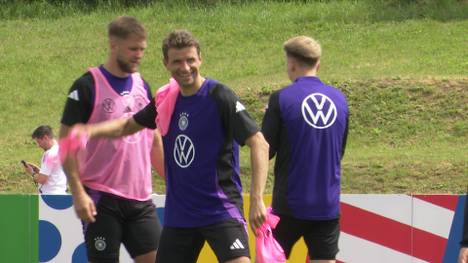 Die Euphoriewelle schwappt durch Deutschland. Am Tag nach dem Achtelfinal-Einzug trainieren nur die Ersatzspieler aus dem Ungarn-Spiel. Thomas Müller verbreitet gute Laune.