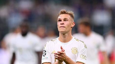 Joshua Kimmich verletzt sich während des 2:0-Auftaktsieges gegen Inter Mailand und gibt nun Entwarnung. Aus einem Zweikampf-Duell gegen Stürmer Lautaro Martinez hat der 27-Jährige ein dickes Veilchen an seinem rechten Auge davongetragen.