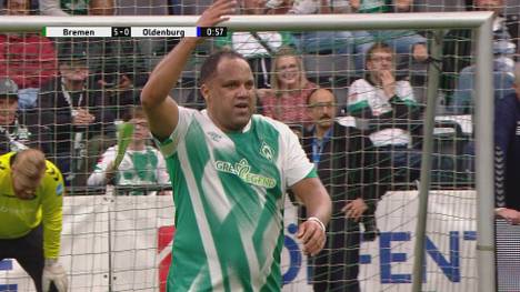 Im Halbfinale des Traditionsturniers in Oldenburg packt Werder-Legende Ailton nach seinem Treffer den Ronaldo-Jubel aus. 