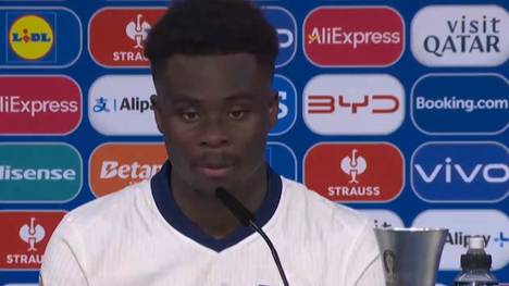 Bukayo Saka trifft im Elfmeterschießen gegen die Schweiz und verhilft seiner Mannschaft zum Einzug ins EM-Halbfinale. Anschließend blickt der Engländer zurück auf seinen verschossenen Elfmeter im EM-Endspiel 2021.