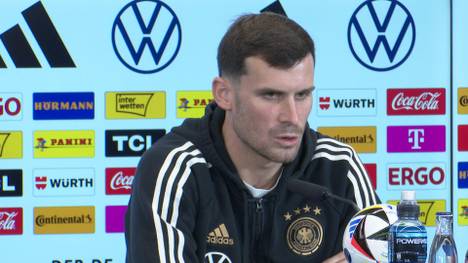Pascal Groß spricht auf einer Pressekonferenz über seinen Konkurrenzkampf mit Joshua Kimmich und eine mögliche Bundesliga-Rückkehr.