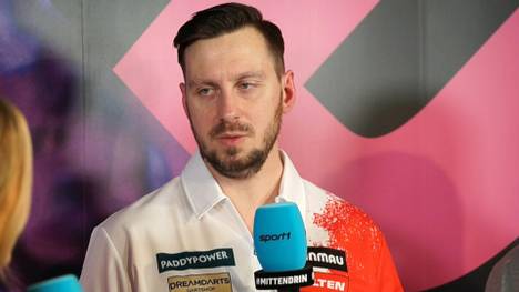 Florian Hempel gewinnt sein erstes Spiel bei der Darts WM 2025 gegen Jeffrey de Zwaan. Eine Situation sorgte für Diskussionen, für die sich Hempel mehrfach bei de Zwaan entschuldigte.