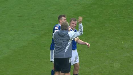 Schalke landet beim Heimdebüt des neuen Trainers Karel Geraerts den ersehnten Befreiungsschlag. Die Abstiegszone verlassen die Knappen damit aber noch nicht.