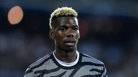 Nach dem positiven Dopingtest bei Paul Pogba hat der italienische Rekordmeister Juventus Turin das Gehalt des französischen Fußball-Nationalspielers vorerst eingefroren. 