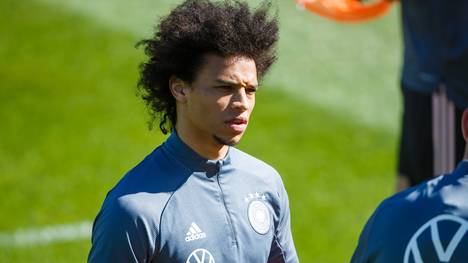Leroy Sané galt in Bezug auf Einstellung und Professionalität immer als kleiner Problemfall beim DFB. Marcus Sorg findet nun aber lobende Worte für den Flügelflitzer.