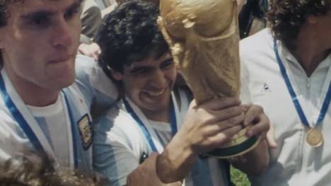 Der argentinische Fußballverband AFA zollt seiner Nummer zehn noch einmal den letzten Tribut. Nach dem Tod von Diego Maradona veröffentlichen sie dieses emotionale Video.