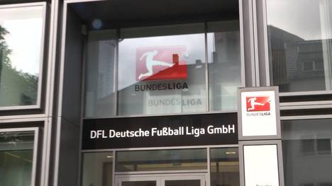 In England darf zusätzlich ausgewechselt werden, falls der Verdacht auf Gehirnerschütterung besteht. Die DFL sieht das für die Bundesliga als nicht notwendig.