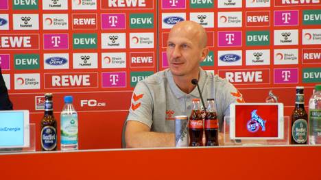 Der 1. FC Köln hat den neuen Trainer Gerhard Struber vorgestellt. Der Österreicher hat eine klare Vision für den Wiederaufstieg und glänzt zum Einstand mit guter Laune. 