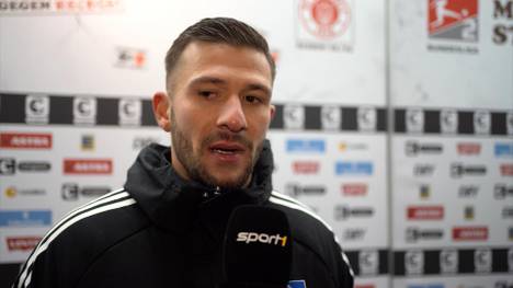 Im 2. Liga Topspiel des Hamburger SV beim FC St. Pauli unterläuft HSV-Keeper Daniel Heuer Fernandes das Eigentor des Jahres. Der Torhüter versucht seinen Fauxpas im Interview zu erklären.