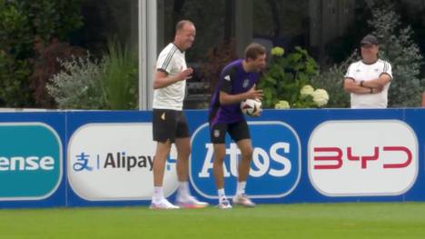Im Training der deutschen Fußballnationalmannschaft erlaubt sich Thomas Müller einen Scherz, der Leidtragende ist der Teamarzt des DFB-Teams.