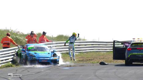 Beim Rennen der ADAC GT4 in Zandvoort kommt es schon in der ersten Runde zu einem Domino-Crash. Das bringt den Dänen Alexander Hartvig mächtig auf die Palme.