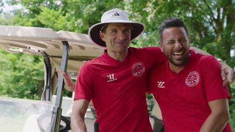 FC Bayern-Star Thomas Müller plaudert am Rande eines Charity-Events aus dem Nähkästchen und bringt ehemaligen Teamkollegen Claudio Pizarro zum Lachen.