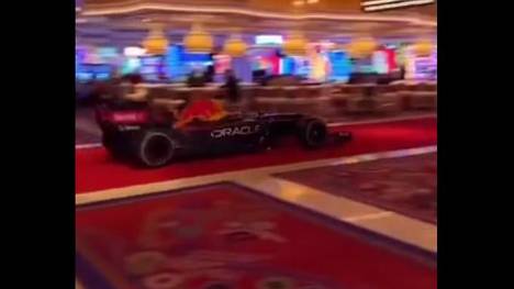 Die Formel 1 ist nächstes Jahr in Las Vegas zu Gast. Red Bull und Co. heizen den Fans bereits für den Grand Prix ein - inklusive Fahrt durch ein Casino.