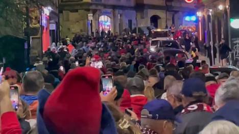 Die Fans des 1. FC Heidenheim feiern in den Straßen von Edinburgh vor ihrem Spiel in der UEFA Conference League.