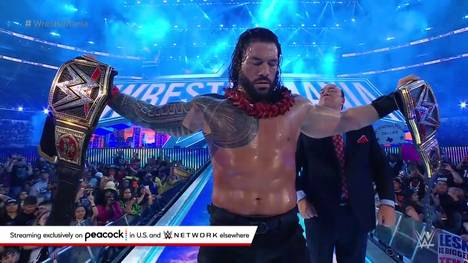 Nach seinem Sieg über Brock Lesnar bei WrestleMania 38 hält Roman Reigns beide großen WWE-Titel. Seine Siegesfeier endet mit einem großen Feuerwerk.