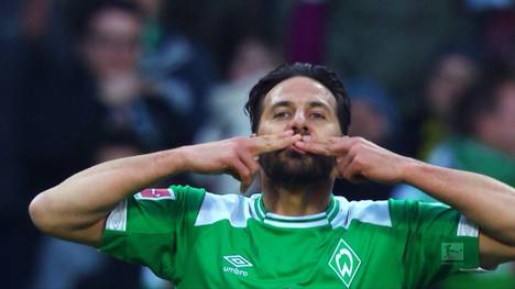 Claudio Pizarro bekam zum Karriereende ein Abschiedsspiel bei seinem Ex-Verein Werder Bremen. Zahlreiche Fans und Kollegen kamen zu seinem Abschied. 