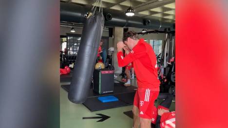 Am letzten Tag des Trainingslagers des FC Bayern an der Algarve in Portugal hat Thomas Müller viel Spaß mit einem Boxsack.