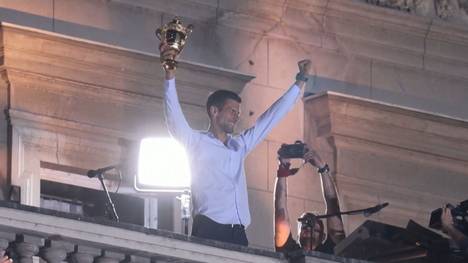 Novak Djokovic wurde nach seinem vierten Wimbledon-Triumph in Folge feierlich von seinen Fans in Belgrad empfangen. Für den Serben war es insgesamt bereits der siebente Titel beim Rasen-Klassiker.