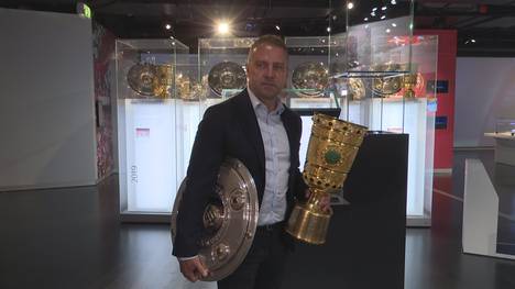 Der frischgebackene Double-Trainer Hansi Flick überbringt die Trophäen ins Bayern-Museum. Er äußert sich dabei auch zur Zukunft von Thiago und David Alaba.