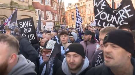 Vor dem Spiel gegen Birmingham haben tausende Anhänger des Traditionsclubs Derby County einen Protestmarsch durchgeführt. Der Klub ist finanziell äußerst angeschlagen und seit September unter Verwaltung. 