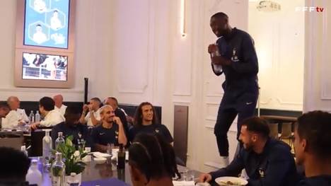 Kolo Muani feierte Ende September sein Debüt bei der französischen Nationalmannschaft. Im Exklusivinterview berichtet er jetzt über seine Gesangseinlage bei seinem Einstand.