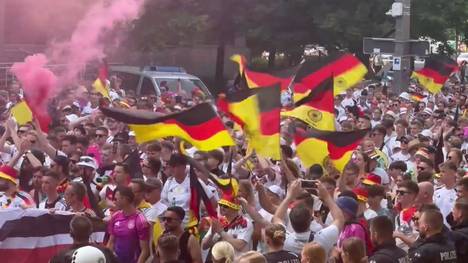 Deutschland trifft im EM-Achtelfinale auf Dänemark. Die deutschen Fans sorgen für eine lautstarke Atmosphäre in Dortmund. Auch der berühmte Saxophonist André Schnura heizt die Anhänger ein.