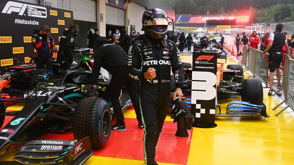 Hamilton jubelt bei Ferrari-Fiasko
Weltmeister Lewis Hamilton hat in souveräner Art und Weise das zweite Formel-1-Rennen der Saison in Spielberg gewonnen. Nach dem Auftakt-Sieg in Österreich baut der Mercedes-Pilot seine Führung damit weiter aus. 